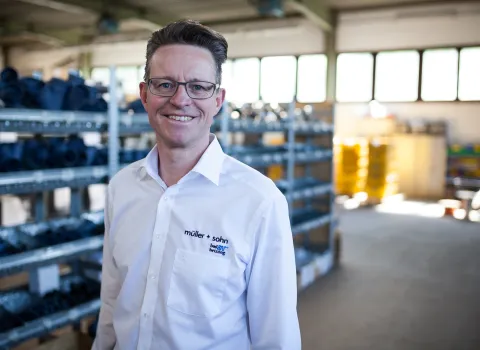 Geschäftsführer eines SHK-Handwerksbetrieb im aufgeräumten Lager.