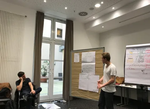 Azubi bei einer Präsentation zum Thema Zeitmanagement.