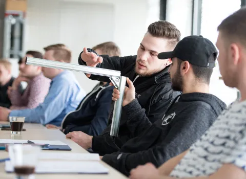 Auszubildende Anlagenmechaniker SHK bei einer Schulung.