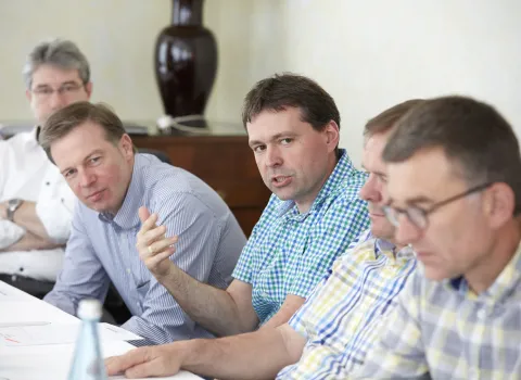 Männliche Teilnehmer eines Workshops von bad & heizung zum Thema Energie..