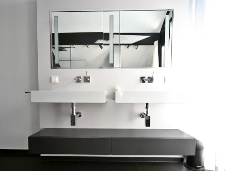 Elegantes Dachbad mit modernem Doppelwaschbecken, großem Spiegel und klarer Linienführung. Minimalistisches Design mit hochwertigen Armaturen.
