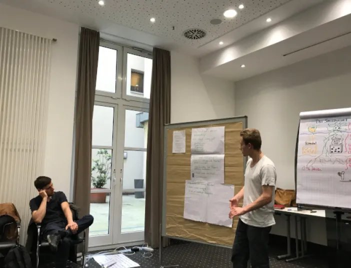 Azubi bei einer Präsentation zum Thema Zeitmanagement.