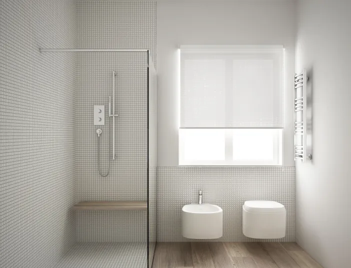 Walk-in-Dusche mit Sitzbank und Mosaikfliesen.