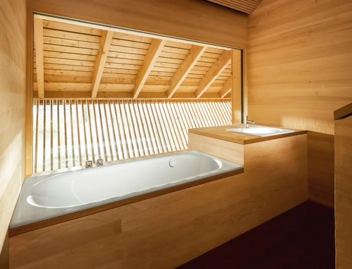 Badewanne und Waschbecken BetteComodo im Holzbadezimmer