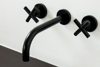 Tara von Dornbracht in schwarz