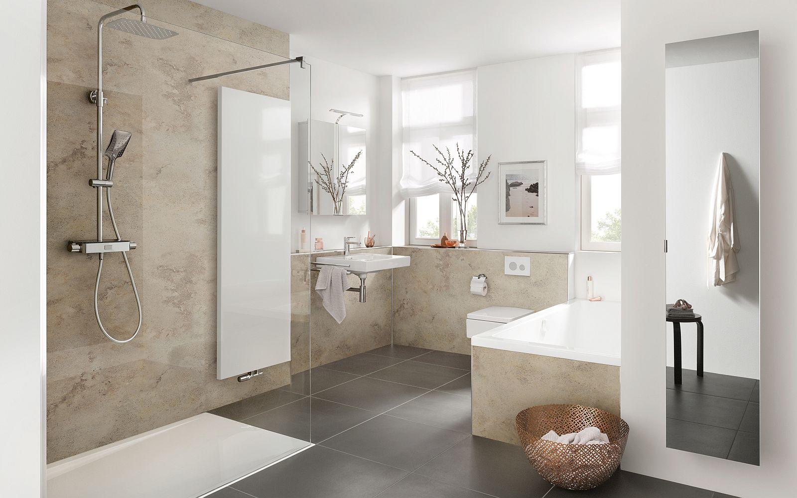 Tageslicht-helles Badezimmer mit Wandverkleidung RenoDeco von HSK 