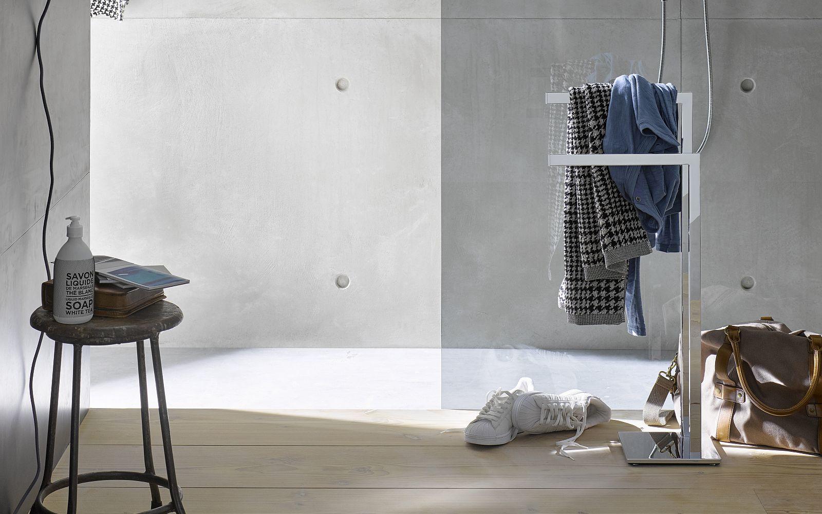 Stehender, zweiarmiger Handtuchhalter der Serie Loft von Emco