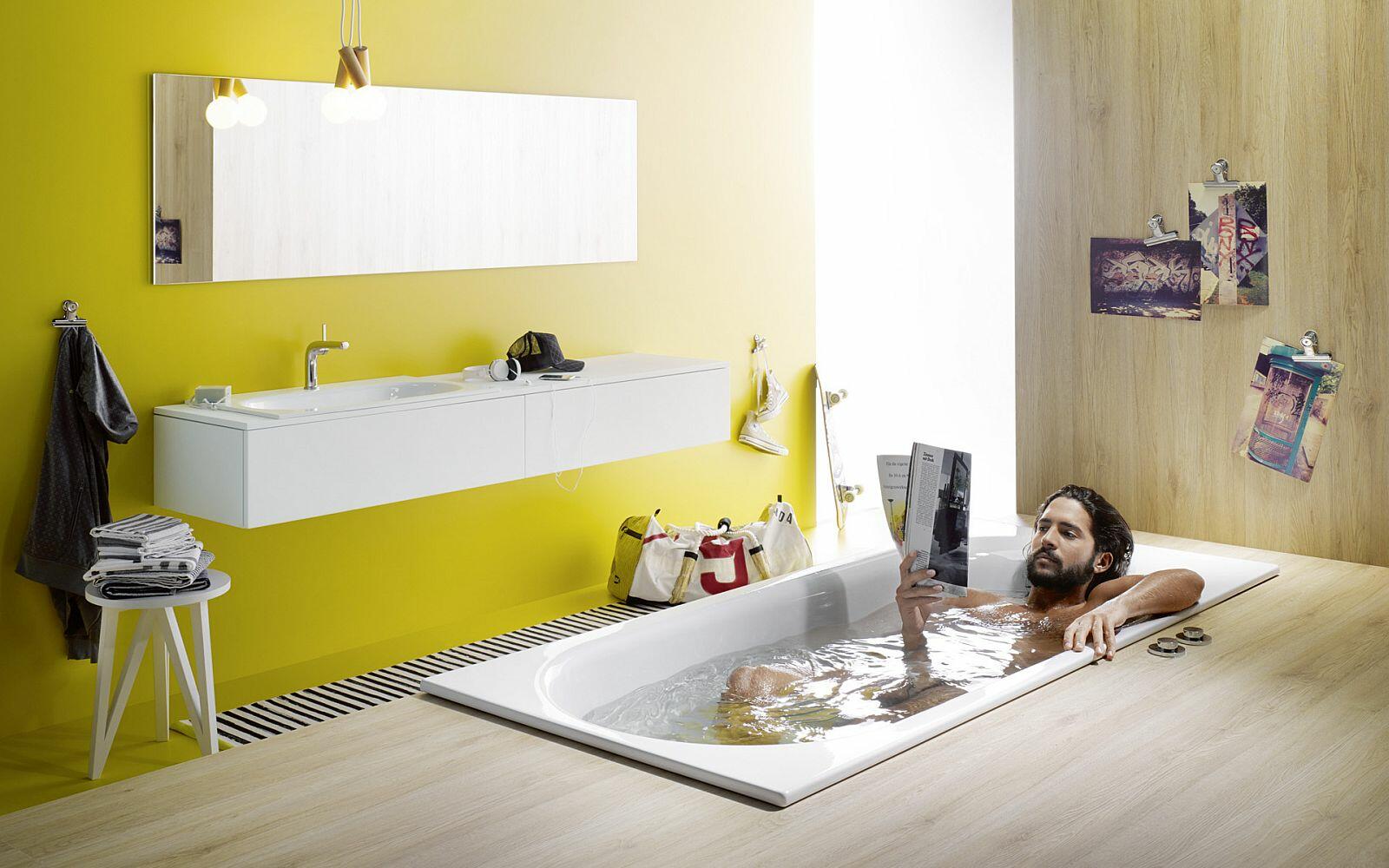 Mann nimmt Bad in BetteComodo