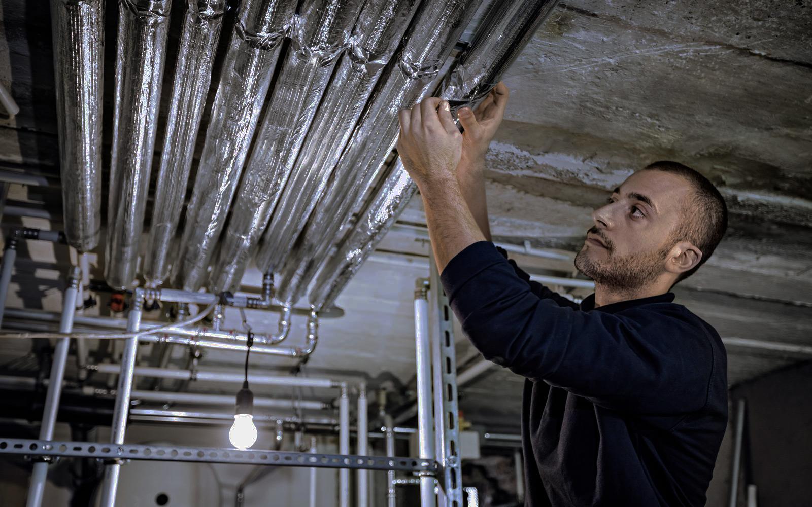 Handwerker mit Heizungsrohren 