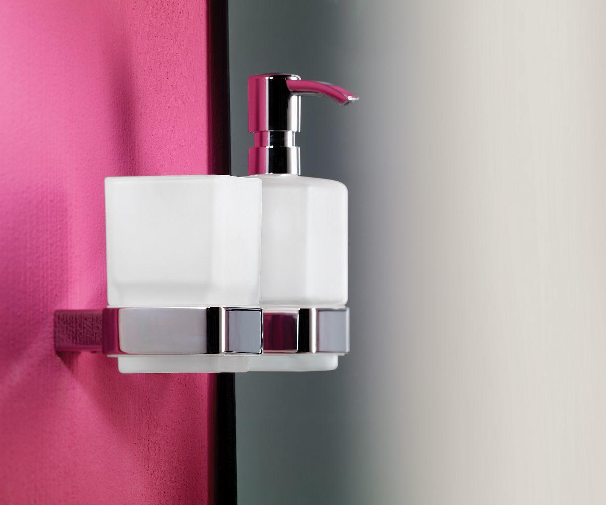 Flüssigseifenspender vor rosa Wand